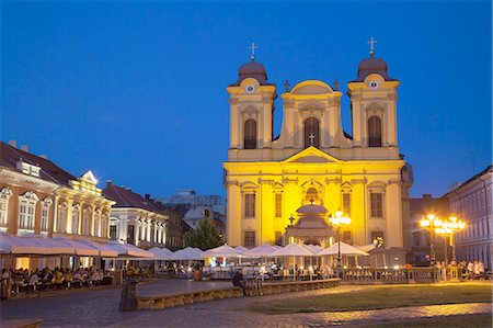 simsearch:841-03063091,k - Roman Catholic Cathedral  and outdoor cafes in Piata Unirii at dusk, Timisoara, Banat, Romania, Europe Photographie de stock - Rights-Managed, Code: 841-07590379
