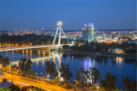 simsearch:841-07205960,k - View of New Bridge over the River Danube at dusk, Bratislava, Slovakia, Europe Foto de stock - Con derechos protegidos, Código: 841-07590373