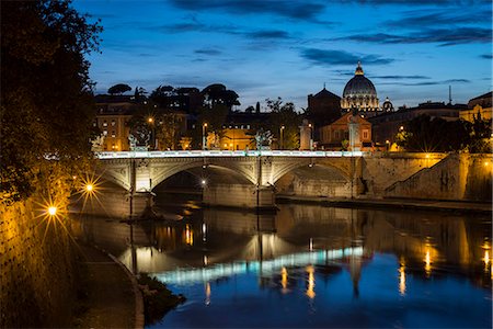 robertharding - Ponte Vittorio Emanuelle II and the dome of St. Peter's Basilica, Rome, Lazio, Italy, Europe Photographie de stock - Rights-Managed, Code: 841-07590555