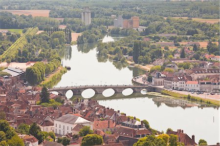 simsearch:841-07523852,k - The River Yonne flowing through the town of Joigny, Yonne, Burgundy, France, Europe Photographie de stock - Rights-Managed, Code: 841-07590572