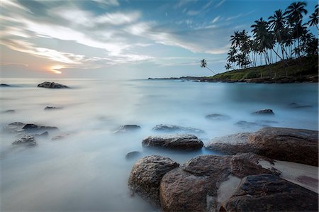 Sunrise at a secluded lagoon with rocks and palm trees framing the view, Tangalle, Sri Lanka, Indian Ocean, Asia Foto de stock - Con derechos protegidos, Código: 841-07600059