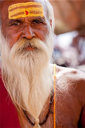 simsearch:841-02704530,k - Hindu Sadhu holy man with traditional markings of symbol of Shiva in street in holy city of Varanasi, Benares, Northern India Foto de stock - Con derechos protegidos, Código: 841-07600075