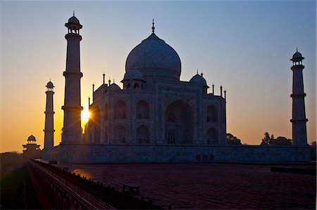 The Taj Mahal mausoleum western view (viewed from Taj Mahal Mosque) at dawn, Uttar Pradesh, India Photographie de stock - Rights-Managed, Code: 841-07600085