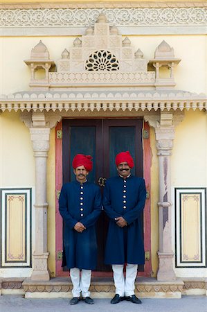 Palace guards in achkan suit at former Royal Guest House now a textile museum in the Maharaja's Moon Palace in Jaipur, Rajasthan, India Photographie de stock - Rights-Managed, Code: 841-07600100