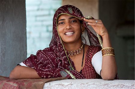 Pretty young Indian woman at home in Narlai village in Rajasthan, Northern India Foto de stock - Con derechos protegidos, Código: 841-07600115