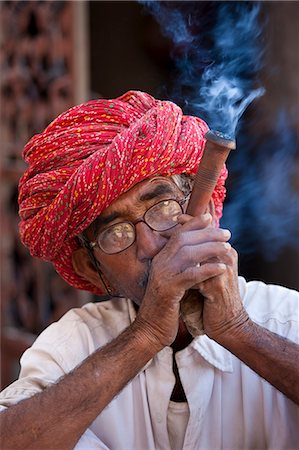 Indian man wearing Rajasthani turban smokes traditional clay pipe in Narlai village in Rajasthan, Northern India Photographie de stock - Rights-Managed, Code: 841-07600116