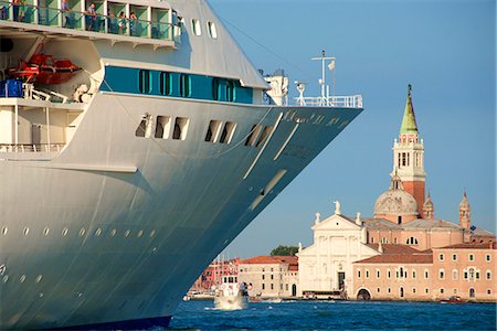 Tourist cruise liner and vaporetto sailing on Bacino di San Marco, Venice, UNESCO World Heritage Site, Veneto, Italy, Europe Photographie de stock - Rights-Managed, Code: 841-07600147