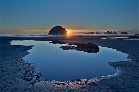 Sunset by a sea stack over a pool on the beach, Bandon Beach, Oregon, United States of America, North America Foto de stock - Con derechos protegidos, Código: 841-07600202