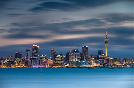 View of Auckland skyline at dusk, Auckland, North Island, New Zealand, Pacific Foto de stock - Direito Controlado, Número: 841-07600256