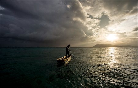 simsearch:841-06448331,k - A man in a dug out canoe at sunset, Solomon Islands, Pacific Foto de stock - Con derechos protegidos, Código: 841-07600269