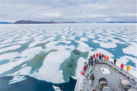 The Lindblad Expeditions ship National Geographic Explorer in Shorefast ice, Maxwell Bay, Devon Island, Nunavut, Canada, North America Foto de stock - Con derechos protegidos, Código: 841-07653031