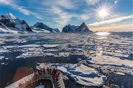 The Lindblad Expeditions ship National Geographic Explorer in the Lemaire Channel, Antarctica, Polar Regions Foto de stock - Con derechos protegidos, Código: 841-07653056