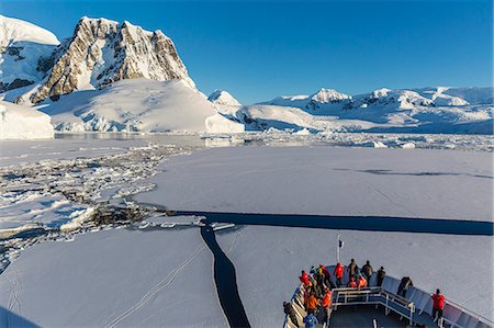 simsearch:841-07653054,k - The Lindblad Expeditions ship National Geographic Explorer in the Lemaire Channel, Antarctica, Polar Regions Foto de stock - Con derechos protegidos, Código: 841-07653057