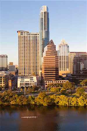 río colorado - City skyline viewed across the Colorado River, Austin, Texas, United States of America, North America Foto de stock - Con derechos protegidos, Código: 841-07653314