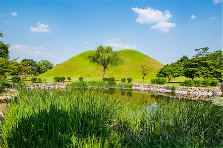 Tumuli park with its tombs from the Shilla monarchs, Gyeongju, UNESCO World Heritage Site, South Korea, Asia Foto de stock - Con derechos protegidos, Código: 841-07653423