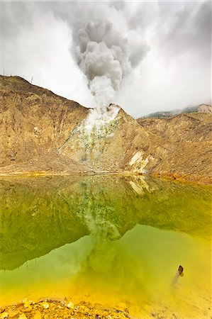 soufre - Green crater lake and steaming fumaroles at Papandayan Volcano, an active four cratered caldera, Garut, West Java, Java, Indonesia, Southeast Asia, Asia Photographie de stock - Rights-Managed, Code: 841-07653457