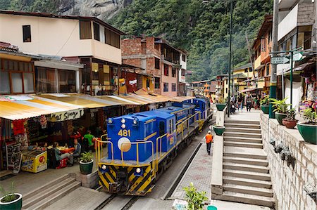 Train crossing the town of Aguas Calientes, Peru, South America Foto de stock - Con derechos protegidos, Código: 841-07673386