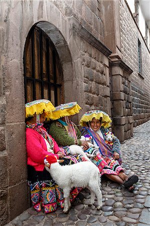 Quechua women in traditional dress at Calle Loreto, Cuzco, Peru, South America Fotografie stock - Rights-Managed, Codice: 841-07673389