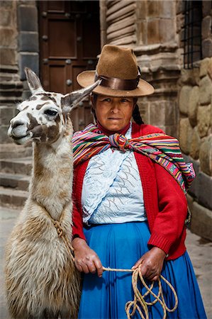 Portrait of a Quechua woman with llama along an Inca wall in San Blas neighborhood, Cuzco, Peru, South America Foto de stock - Con derechos protegidos, Código: 841-07673395