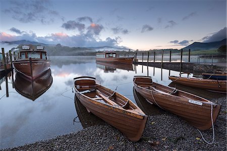 derwentwater - Boats moored on Derwent Water at dawn in autumn, Keswick, Lake District, Cumbria, England, United Kingdom, Europe Photographie de stock - Rights-Managed, Code: 841-07673417