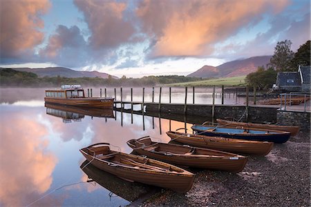 england - Boats moored on Derwent Water at dawn in autumn, Keswick, Lake District, Cumbria, England, United Kingdom, Europe Stockbilder - Lizenzpflichtiges, Bildnummer: 841-07673419