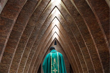 Priest during Catholic Mass, St. Anne's Basilica, Brazzaville, Congo, Africa Photographie de stock - Rights-Managed, Code: 841-07673428