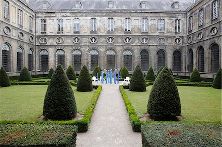 pas-de-calais - Courtyard of the Cloister, Saint-Vaast Abbey, now housing the Arras Fine Arts Museum, Arras, Pas-de-Calais, France, Europe Photographie de stock - Rights-Managed, Code: 841-07673456