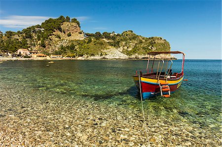 simsearch:841-07673486,k - Excursion boat moored on pretty Isola Bella Bay in this popular northeast tourist town, Taormina, Catania Province, Sicily, Italy, Mediterranean, Europe Stockbilder - Lizenzpflichtiges, Bildnummer: 841-07673478