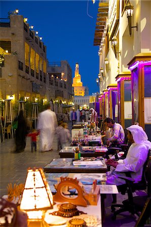 Souq Waqif looking towards the illuminated spiral mosque of the Kassem Darwish Fakhroo Islamic Centre, Doha, Qatar, Middle East Fotografie stock - Rights-Managed, Codice: 841-07673559