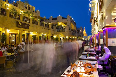 Souq Waqif looking towards the illuminated spiral mosque of the Kassem Darwish Fakhroo Islamic Centre, Doha, Qatar, Middle East Photographie de stock - Rights-Managed, Code: 841-07673560