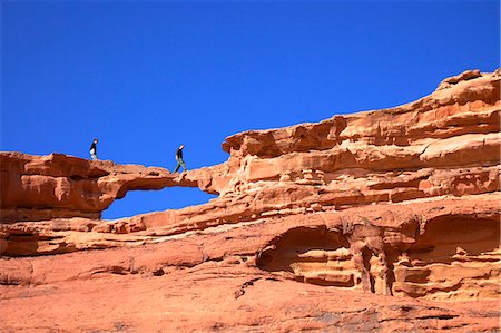 Tourists climbing at Wadi Rum, Jordan, Middle East Foto de stock - Con derechos protegidos, Código: 841-07781908