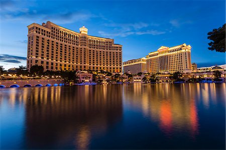 Bellagio and Caesars Palace reflections at dusk, The Strip, Las Vegas, Nevada, United States of America, North America Foto de stock - Direito Controlado, Número: 841-07782005