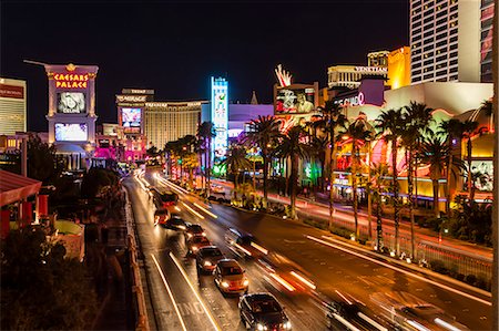 Neon lights, Las Vegas Strip at night with cars leaving light streaks in front of Caesars, Mirage and Flamingo, Las Vegas, Nevada, United States of America, North America Foto de stock - Direito Controlado, Número: 841-07782010