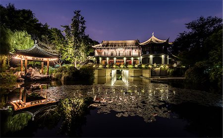 Illuminated Wen Ying Ge Tea House and pavilion at West Lake, Hangzhou, Zhejiang, China, Asia Photographie de stock - Rights-Managed, Code: 841-07782079