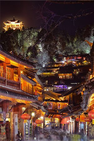 Busy Lijiang Old Town, UNESCO World Heritage Site, at night with Lion Hill and Wan Gu Tower, Lijiang, Yunnan, China, Asia Foto de stock - Con derechos protegidos, Código: 841-07782085