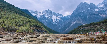 eaux vives - A panoramic view of cascading waterfalls and mountain backdrop, including Yu Long Xue Shan at White Water River (Baishuihe), Lijiang, Yunnan, China, Asia Photographie de stock - Rights-Managed, Code: 841-07782088
