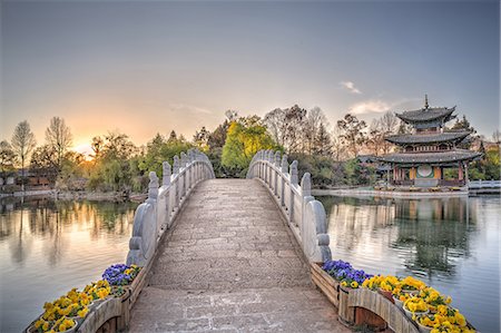destino turistico - Suocui Bridge with Moon Embracing Pagoda at Heilongtan (Black Dragon Pool) in Lijiang, Yunnan, China, Asia Foto de stock - Con derechos protegidos, Código: 841-07782124