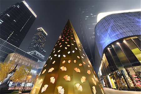 simsearch:841-07782066,k - Inner city of Shanghai at Christmas time with colourful modern decorations and illuminations, Shanghai, China, Asia Photographie de stock - Rights-Managed, Code: 841-07782125