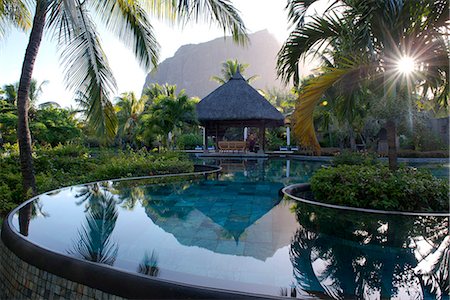 simsearch:841-07782148,k - Le Morne Brabant behind an infinity pool at sunrise at the Lux Le Morne Hotel. Le Morne Brabant Peninsula, south west Mauritius, Indian Ocean, Africa Foto de stock - Direito Controlado, Número: 841-07782140
