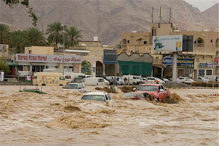 A flash flood in the wadi through the centre of town, Nizwa, Oman, Middle East Foto de stock - Direito Controlado, Número: 841-07782161