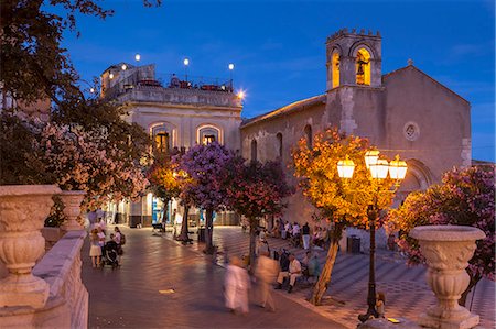 simsearch:841-07355083,k - Main Square at dusk, Taormina, Sicily, Italy, Europe Foto de stock - Con derechos protegidos, Código: 841-07782191