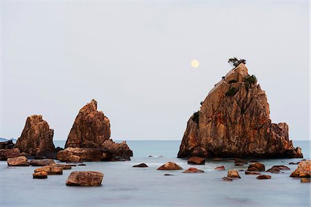 Full moon rising over rock stacks, Hashikuiiwa, Wakayama Prefecture, Honshu, Japan, Asia Stockbilder - Lizenzpflichtiges, Bildnummer: 841-07782255