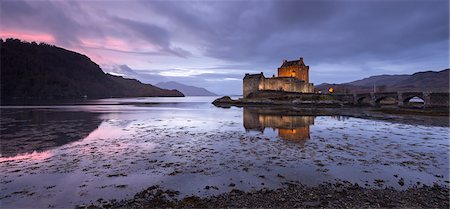 Twilight over Eilean Donan Castle on Loch Duich, Dornie, Scotland, United Kingdom, Europe Foto de stock - Direito Controlado, Número: 841-07782506