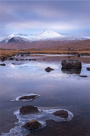 simsearch:841-05847603,k - Frozen lochan reflecting the Black Mount in winter, Rannoch Moor, Scotland, United Kingdom, Europe Foto de stock - Con derechos protegidos, Código: 841-07782503