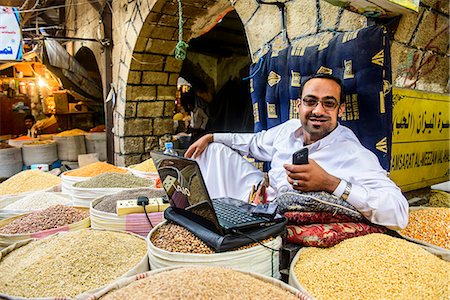 Shopkeeper at the spice market in the Old Town, UNESCO World Heritage Site, Sanaa, Yemen, Middle East Foto de stock - Con derechos protegidos, Código: 841-07782946