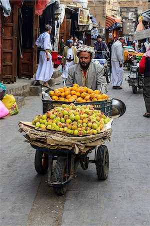 Man selling fruit in the Old Town, UNESCO World Heritage Site, Sanaa, Yemen, Middle East Stockbilder - Lizenzpflichtiges, Bildnummer: 841-07782949