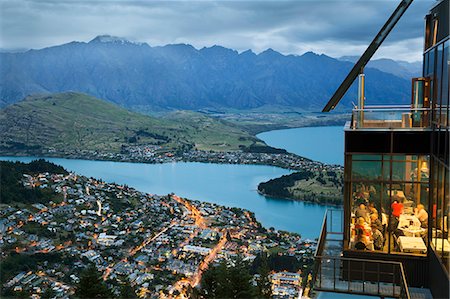 Skyline Restaurant with Lake Wakatipu and the Remarkables at dusk, Queenstown, Otago, South Island, New Zealand, Pacific Foto de stock - Con derechos protegidos, Código: 841-07783034