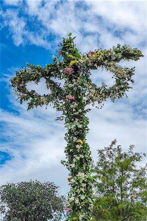 Maypole decorated with flowers in celebration of Midsummer's Day, Sweden's most celebrated festival, Sweden, Scandinavia, Europe Photographie de stock - Rights-Managed, Code: 841-07813700