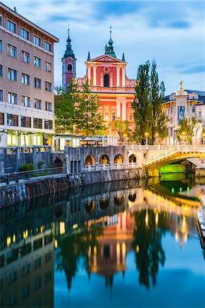 eslovenia - Ljubljana triple bridge (Tromostovje) and Franciscan Church of the Annunciation reflected in Ljubljanica River at night, Ljubljana, Slovenia, Europe Foto de stock - Con derechos protegidos, Código: 841-07813719