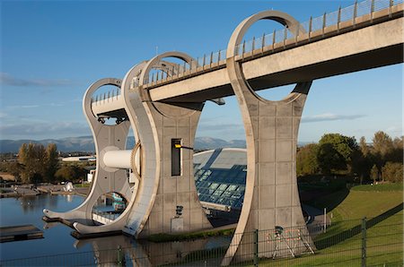 The Falkirk Wheel, connecting the Forth Clyde Canal to the Union Canal, designed by Tony Kettle and opened in 2002, Falkirk, Scotland, United Kingdom, Europe Photographie de stock - Rights-Managed, Code: 841-07813823